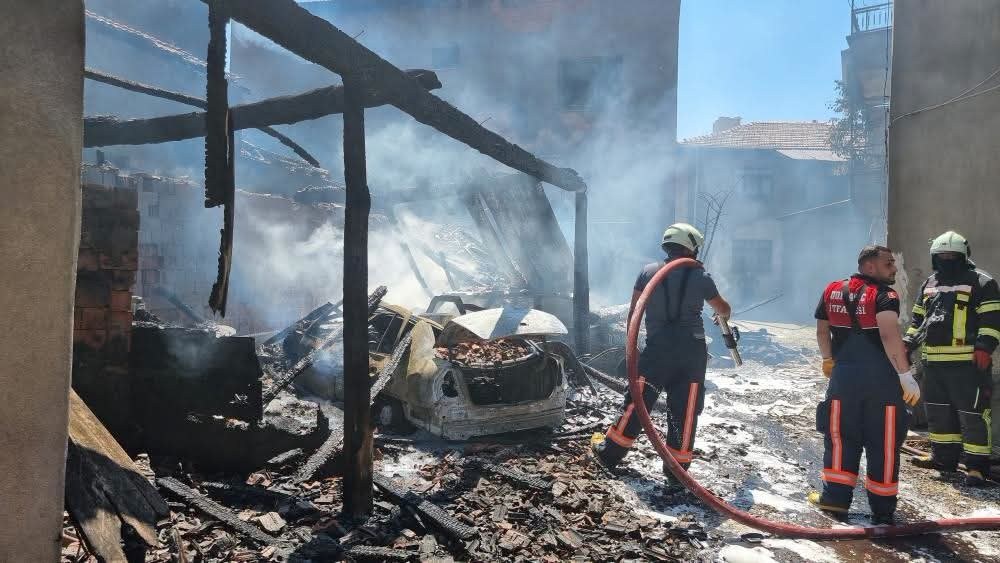 Domaniç İlçesinde Yangın: 3 Ev Kısmen Zarar Gördü 2 Araç Kullanılamaz Hale Geldi
