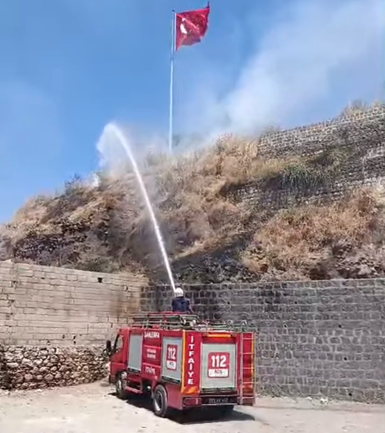 Tarihi Siverek Kalesi Eteklerinde Yangın Çıktı