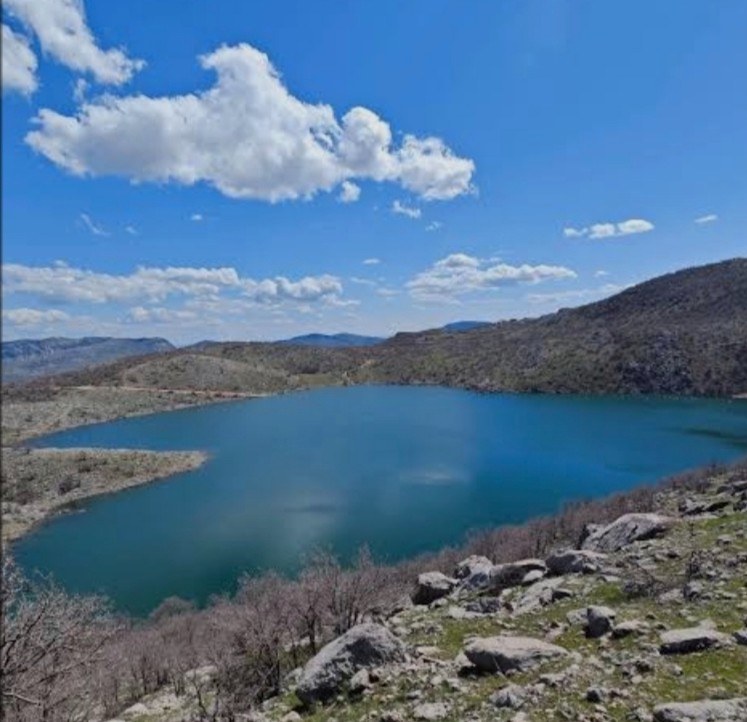 Gerger Sülüklü Göl'de Sülük Toplama Girişiminde Bulunan Vatandaşlara  Müdahale Edildi