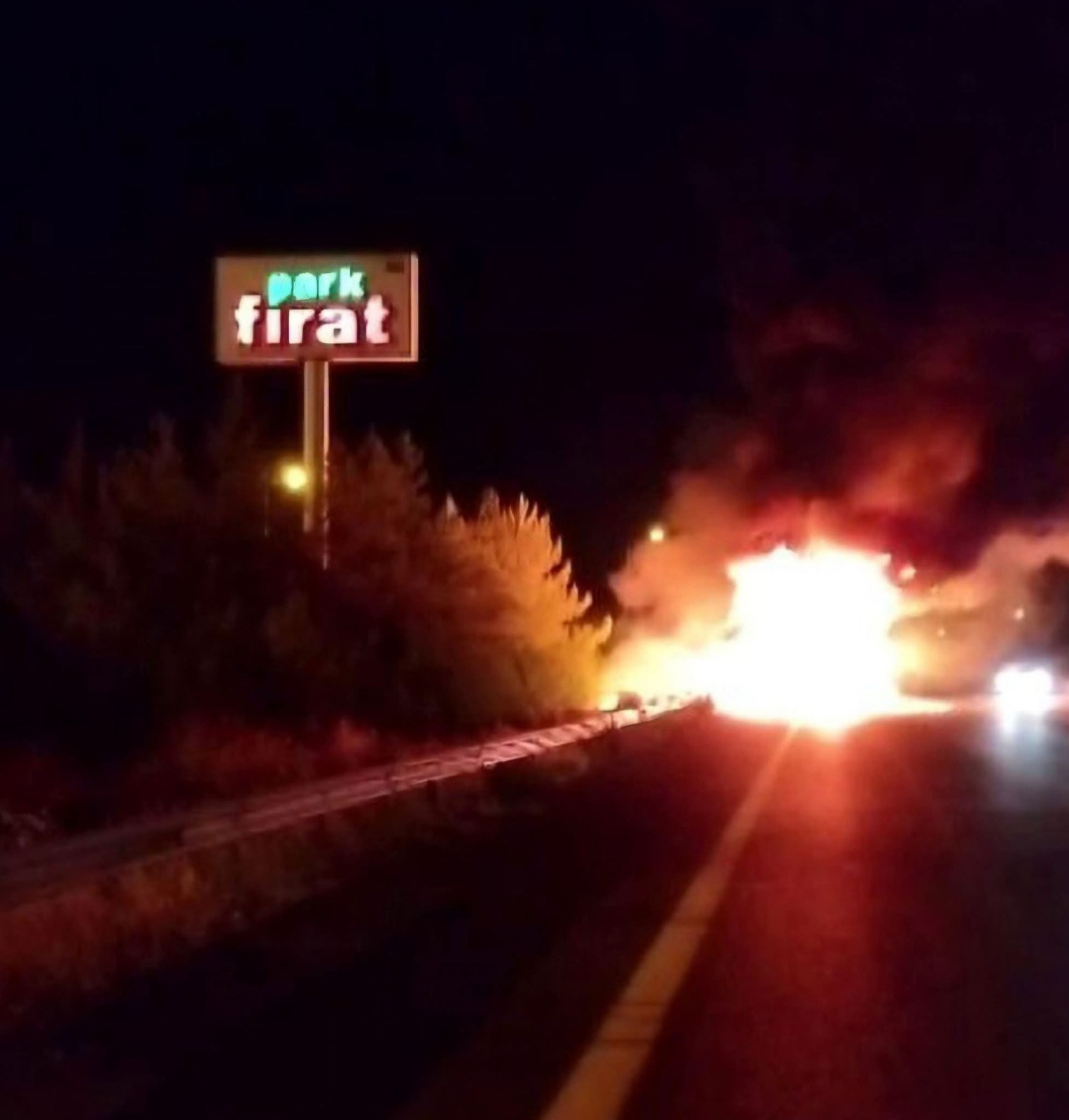Gaziantep Şanlıurfa Otoyolunda Seyir Halindeki  Tır'da Yangın Çıktı