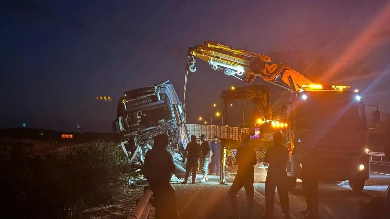 Gaziantep-Şanlıurfa Otoyolu'nda Tır Şarampole Devrildi