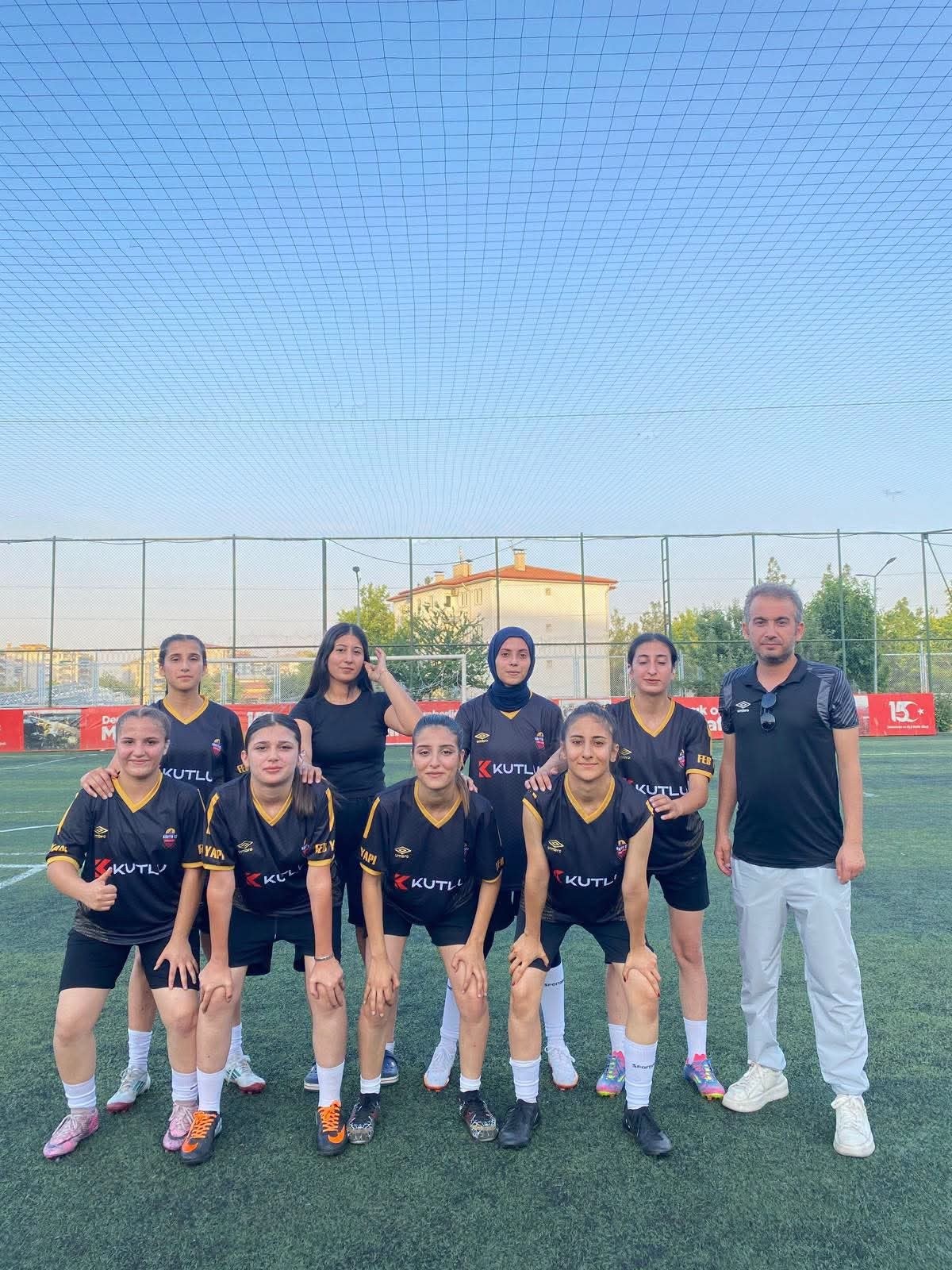 Kahta 02 Spor Kulübü Genç Futbolculara Destek Veriyor