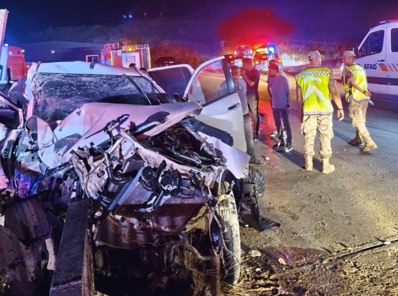 Adıyaman Plakalı Pikap Bariyerlere Saplandı: Yaralılar Hastaneye Kaldırıldı
