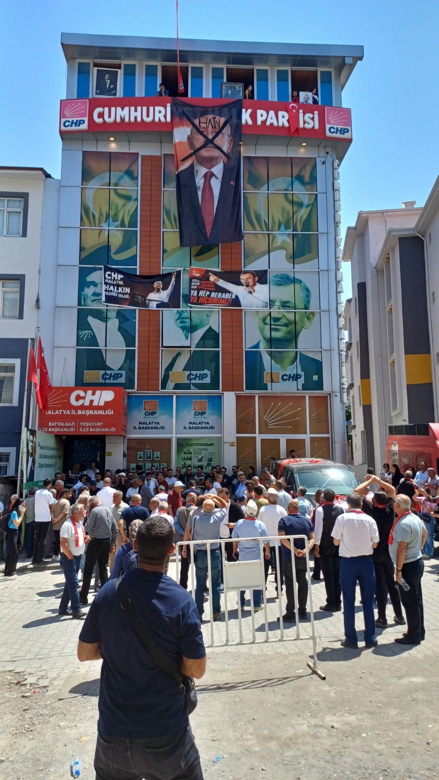 CHP Malatya İl Binasına ''Hain Kemal'' Afişi Asıldı