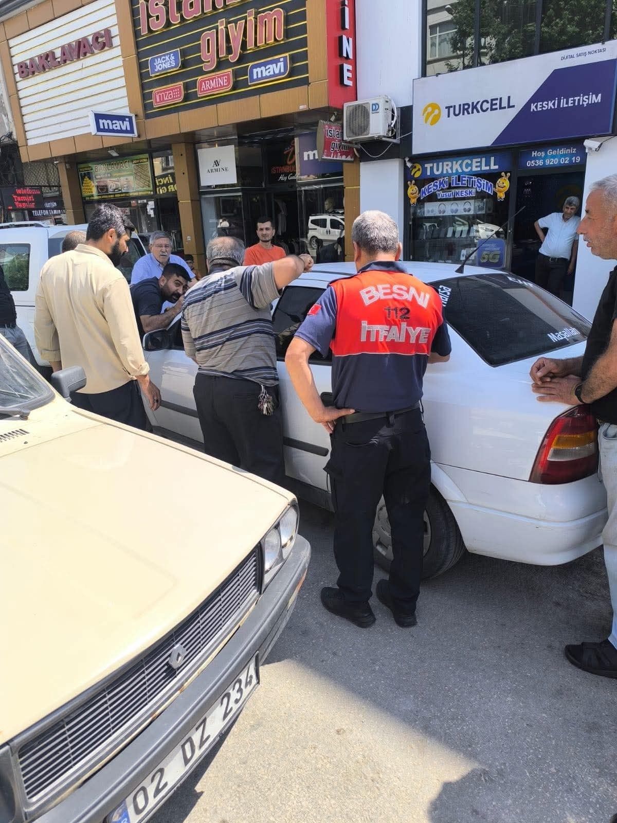 Besni'de Kapısı Kilitlenen Araçtaki İki Çocuk Kurtarıldı