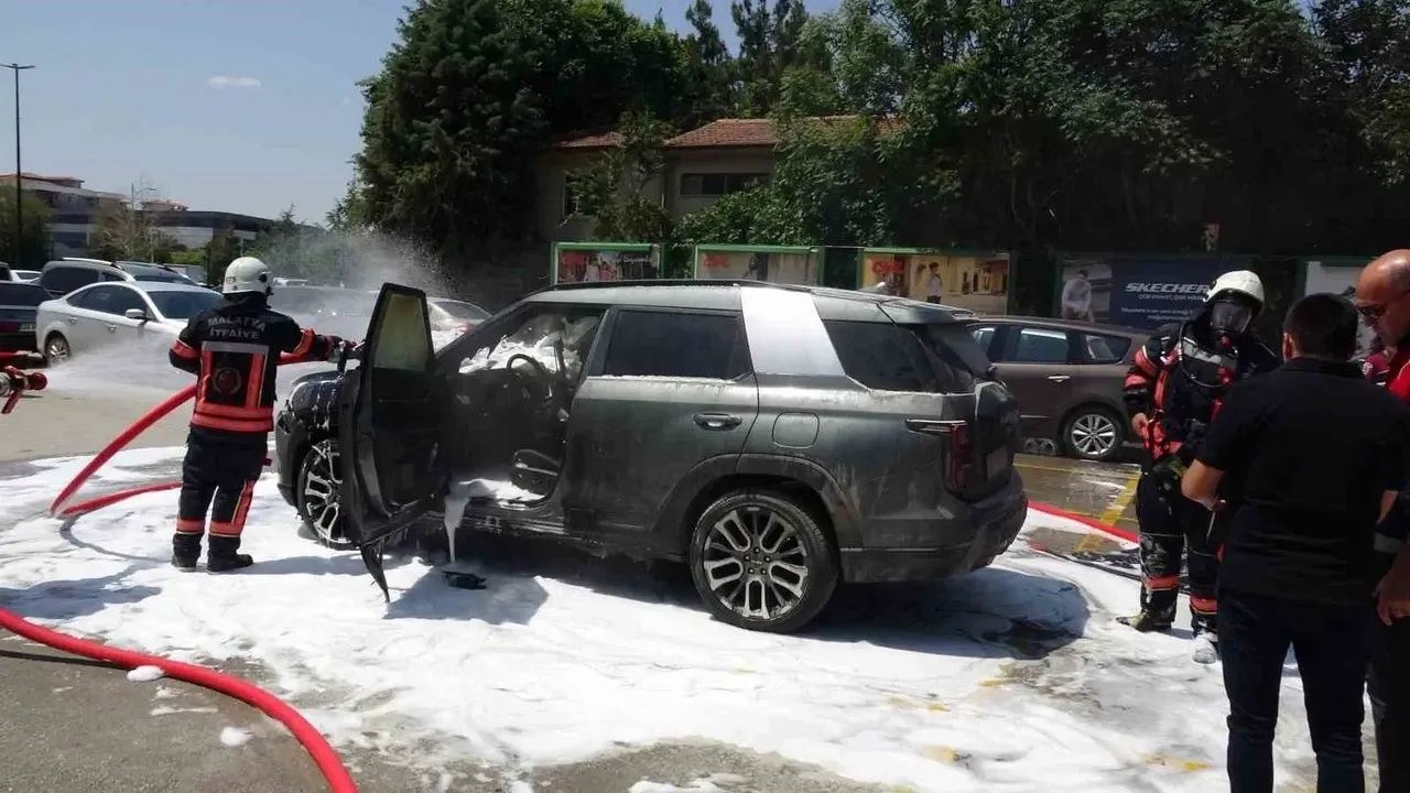 Malatya'da Bugün LPG Takılan Araçta AVM Otoparkında Yangını Çıktı