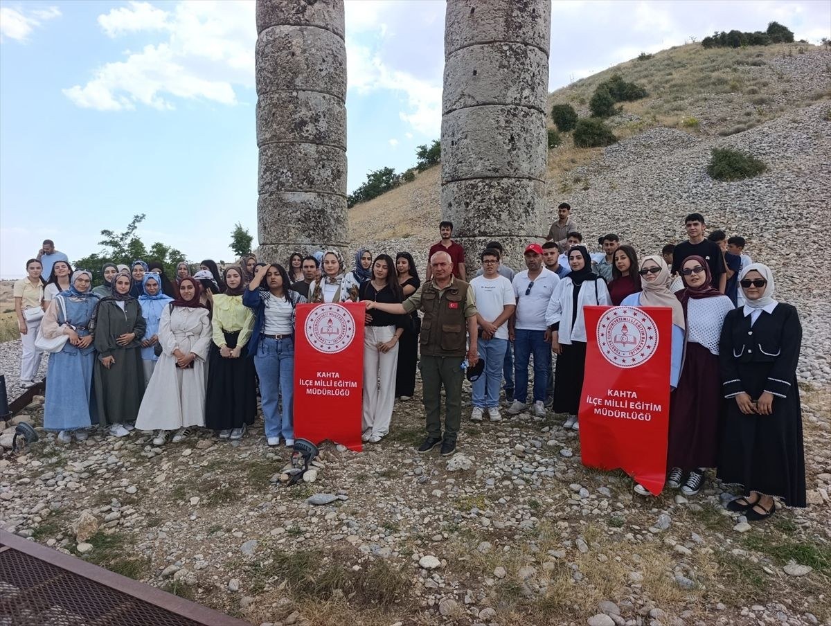 Kahta'da Öğrenciler Tarihi Mekanları Gezdi