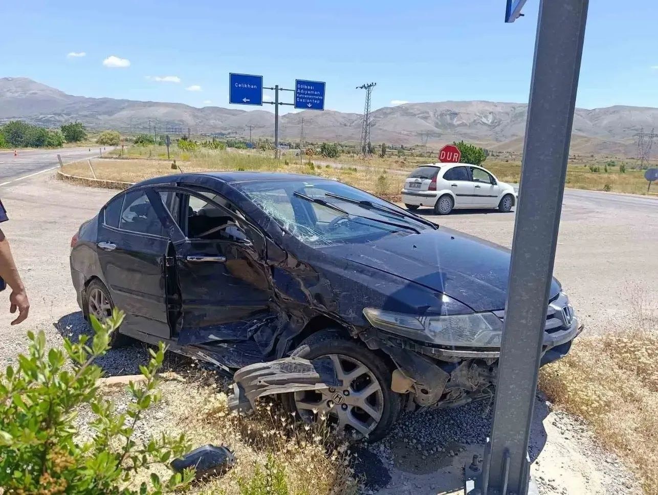 Malatya Adıyaman Yolu Kavşağında Kaza; İki Yaralı