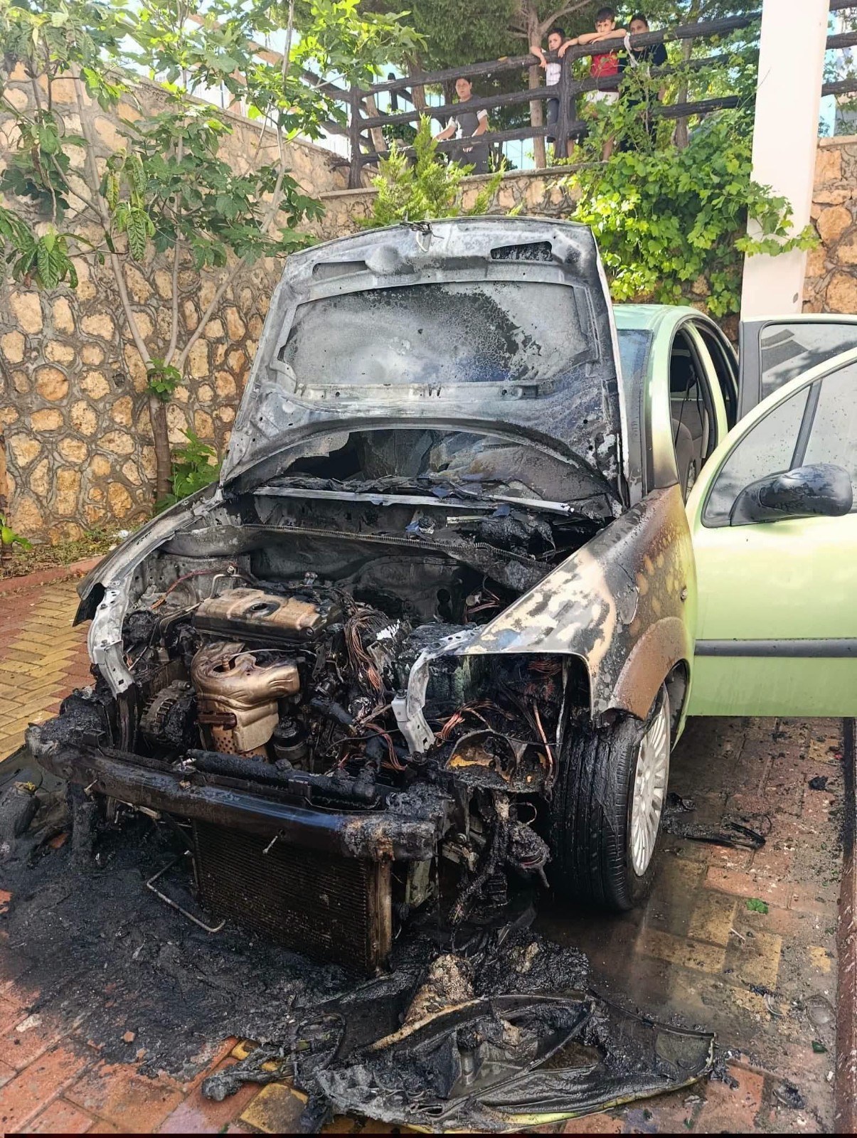 Besni'de Park Halindeki Otomobilde Yangın Çıktı