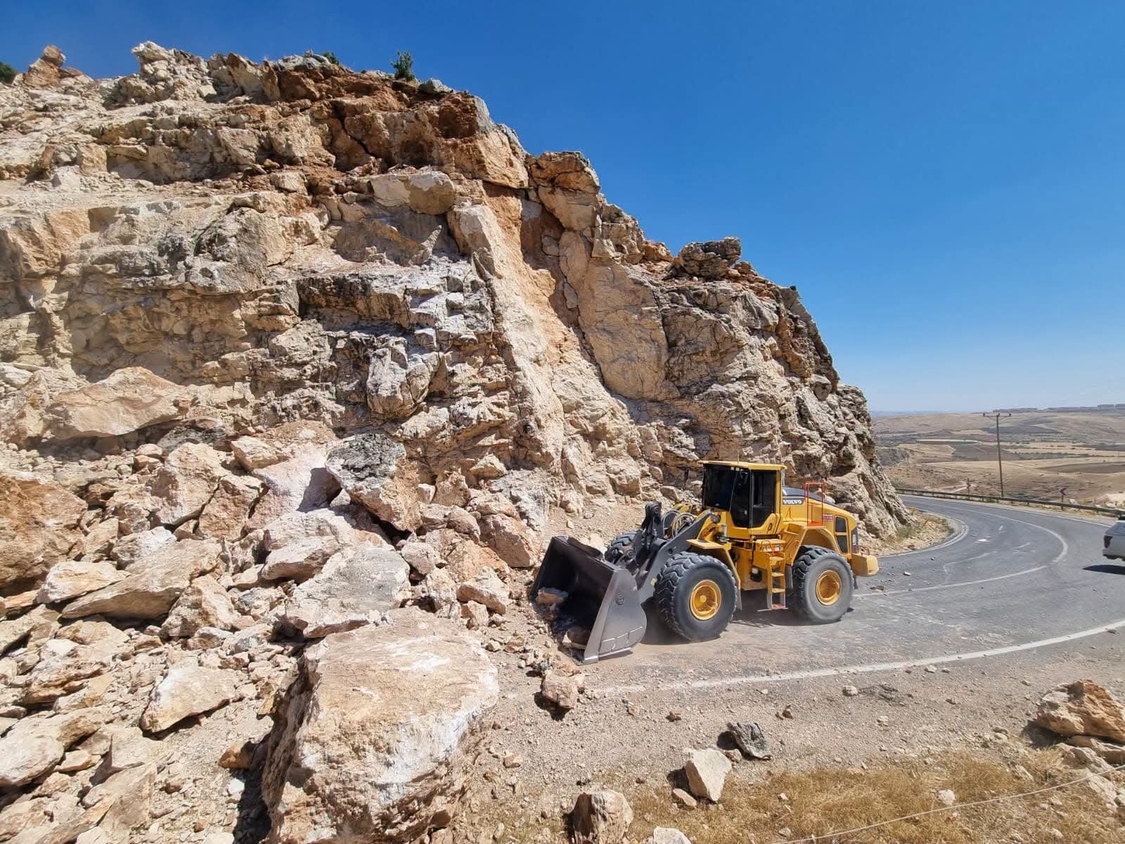 Adıyaman-Çelikhan Yolunda Patlatma Sonucu Ulaşım Aksadı
