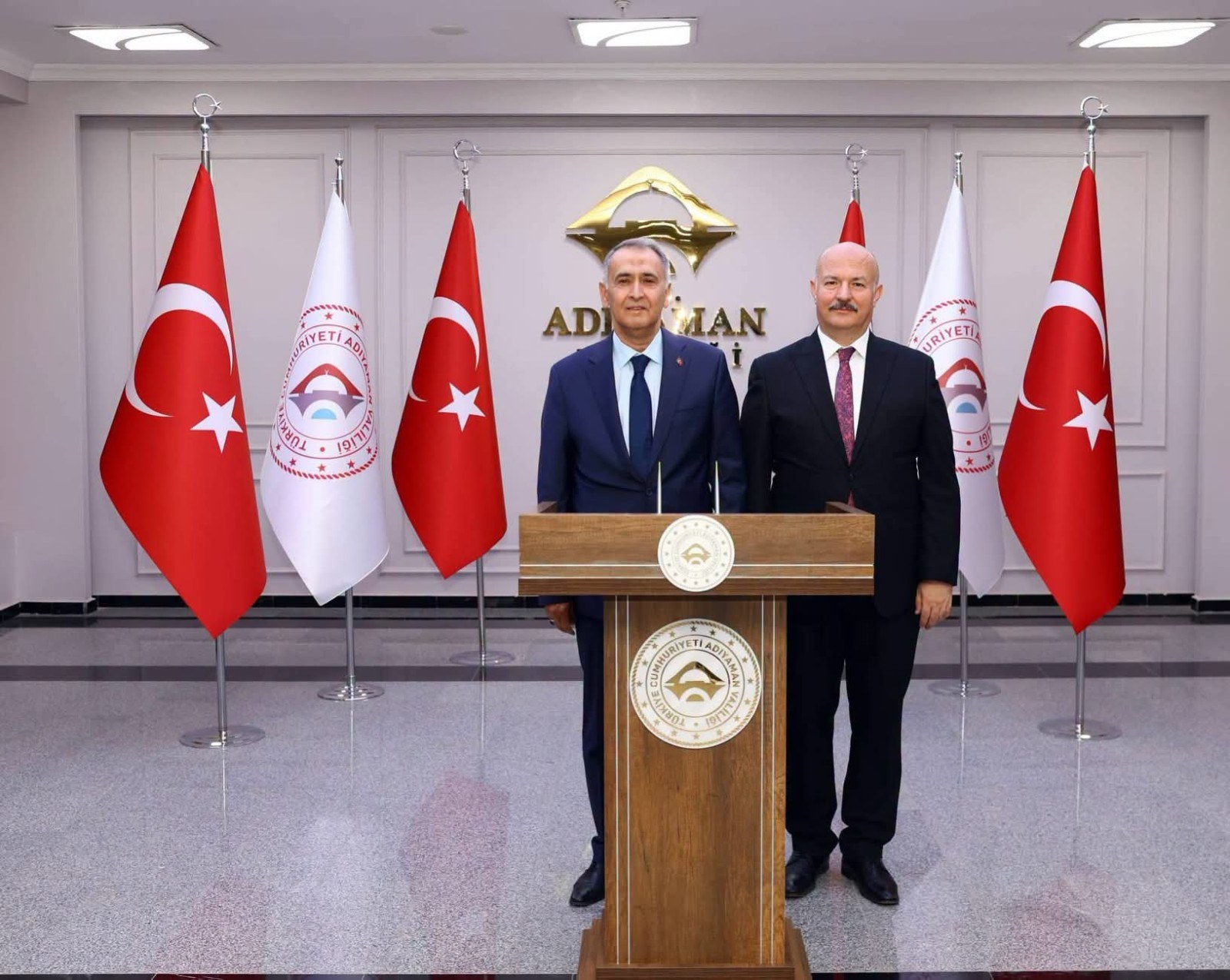Eski Adıyaman Valisi Mahmut Çuhadar, Vali Abdullah Küçük'ü Makamında Ziyaret Etti