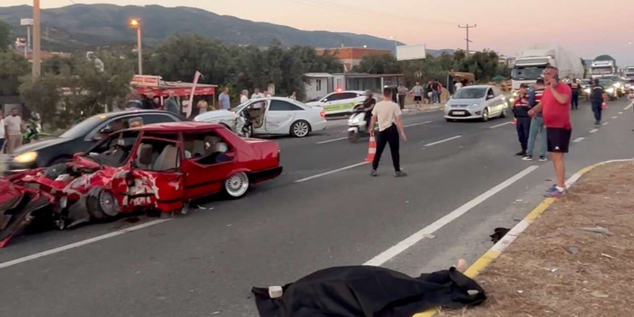 Balıkesir'de Trafik Kazası: 2 Kişi Öldü, 3 Kişi  Ağır Yaralandı