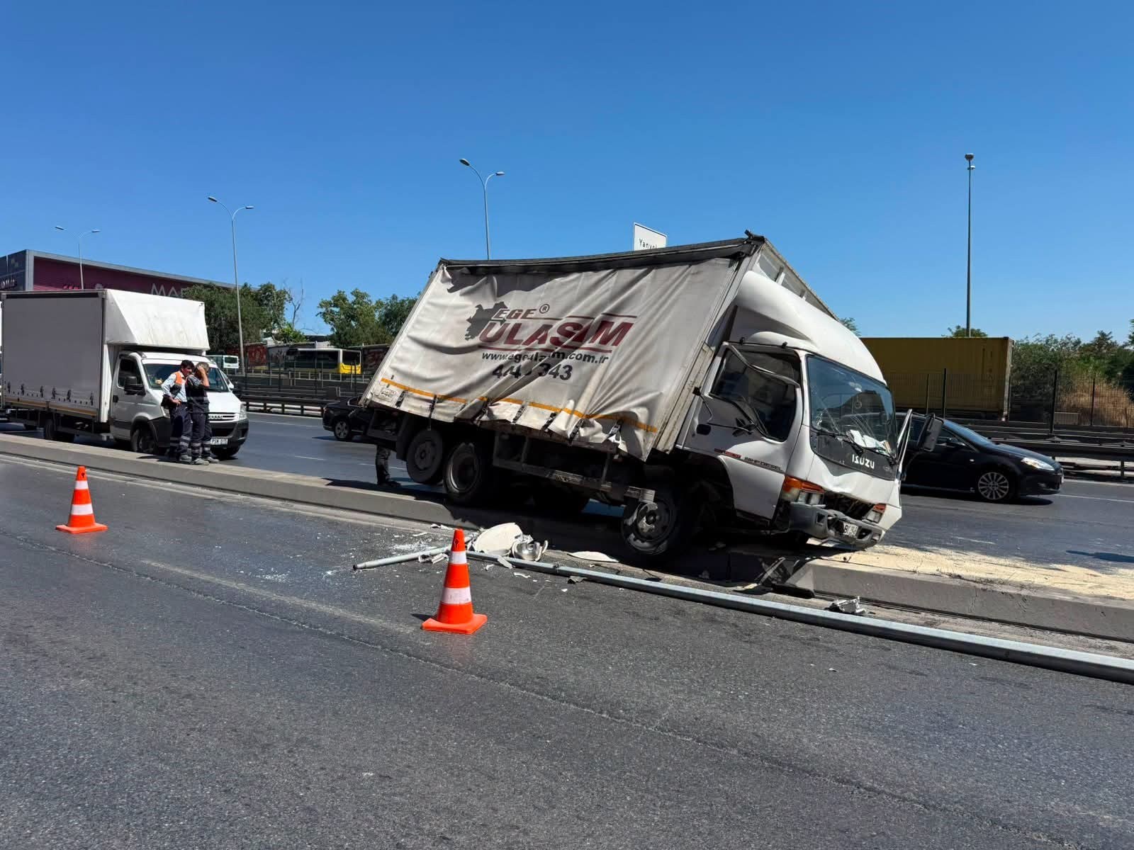 Beylikdüzü E-5'te Kamyonet Refüje Çıktı