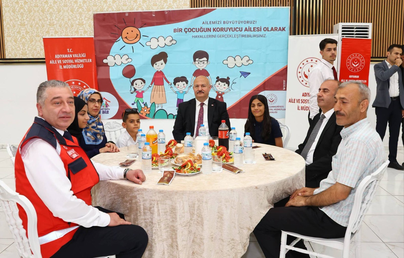 Adıyaman'da Koruyucu Aileler İçin Valilikçe Akşam Yemeği Düzenlendi