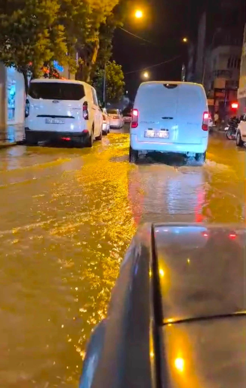 Adıyaman'da Şebeke Hattı Patladı, Cadde Göle Döndü