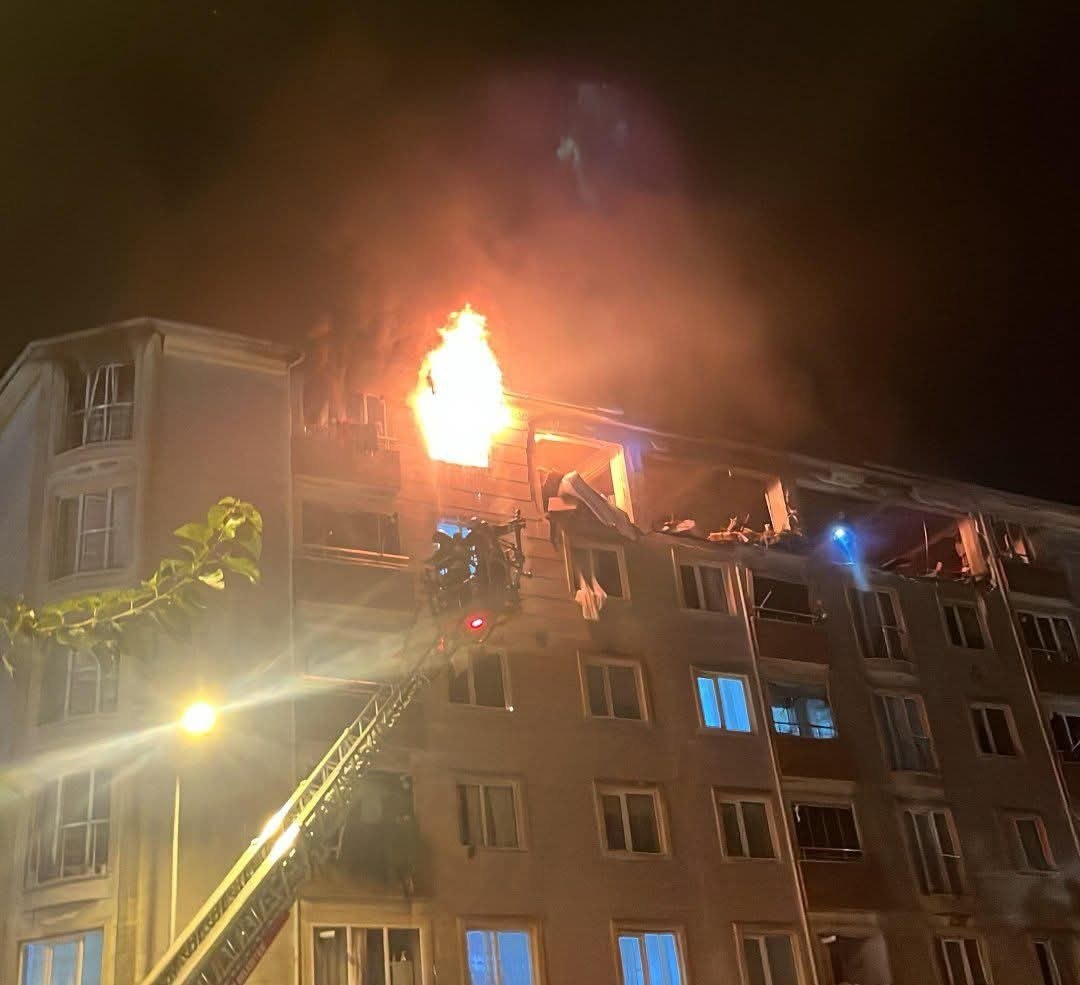 Altı Katlı Binada Doğal Gaz Patlaması: 2 Kişi Öldü, 2 Kişi Yaralandı