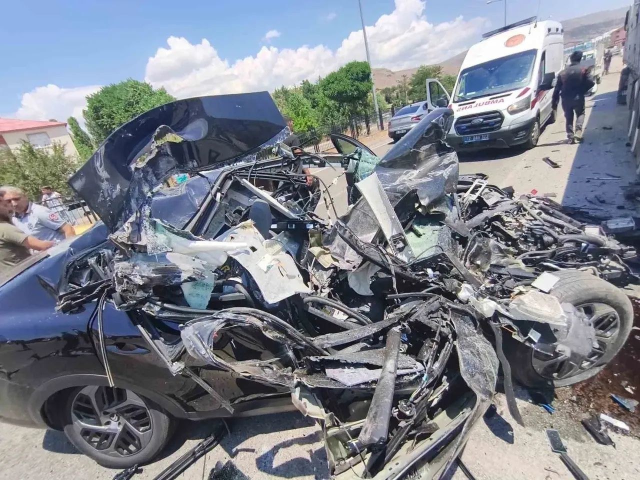 Solhan'da Trafik Kazası: Otomobil Tıra Çarptı, 1 Yaralı