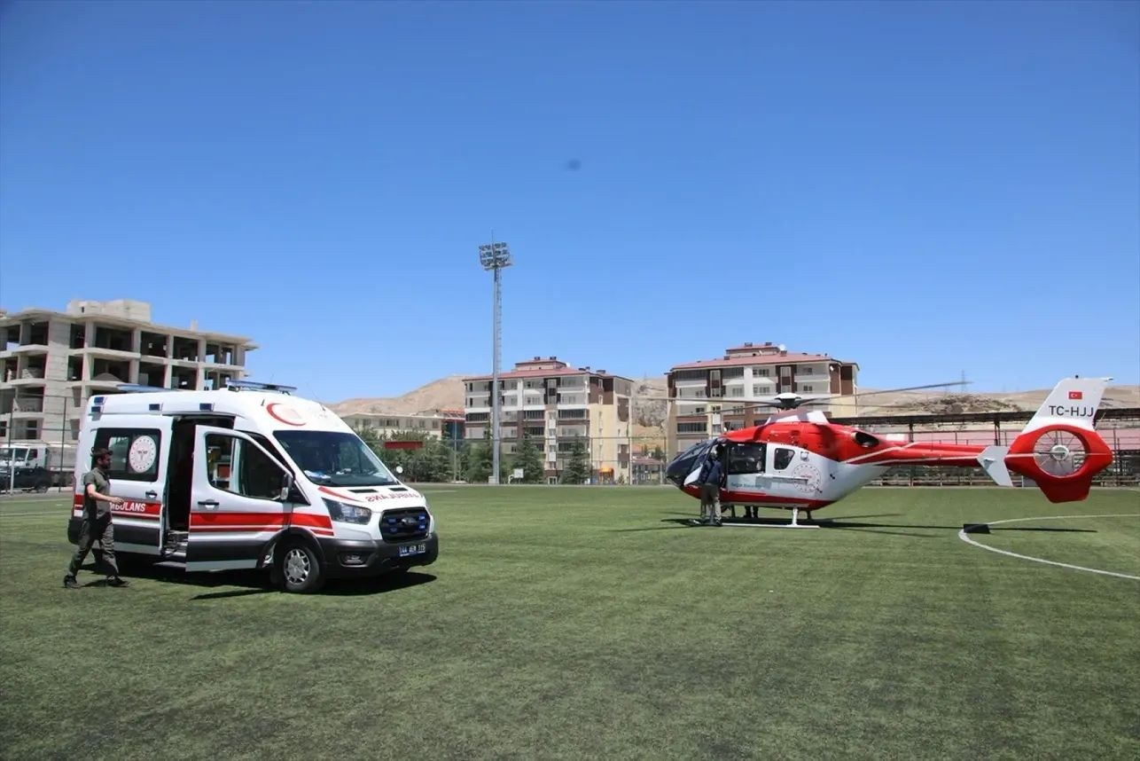 Ağaca Çarpan Otomobilde 2 Kişi Hayatını Kaybetti 4 Kişi Yaralandı