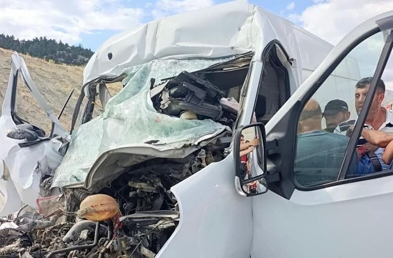 Kahramanmaraş'ta Hurdaya Dönen Araçtan Sağ Çıktı