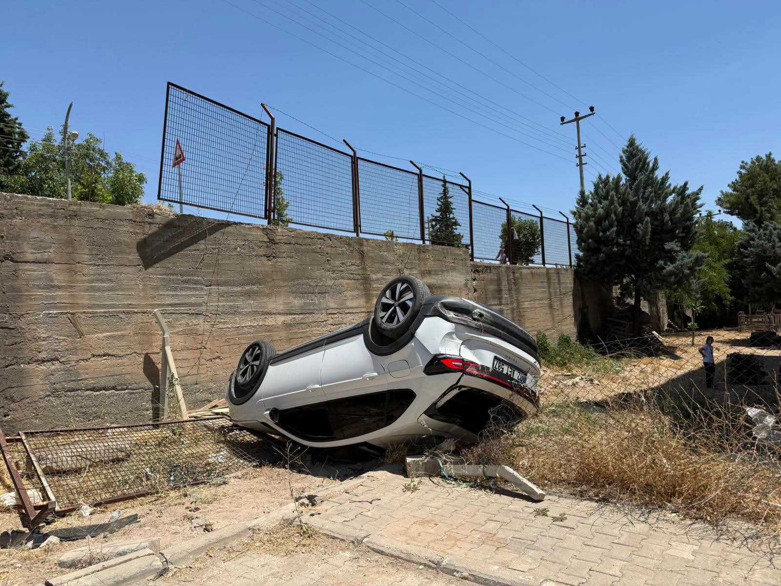 Adıyaman'da Otomobil Sürücüsü Fren Yerine Gaza Basınca İstinat Duvardan TOKİ Konutlarının İçerisine Düştü
