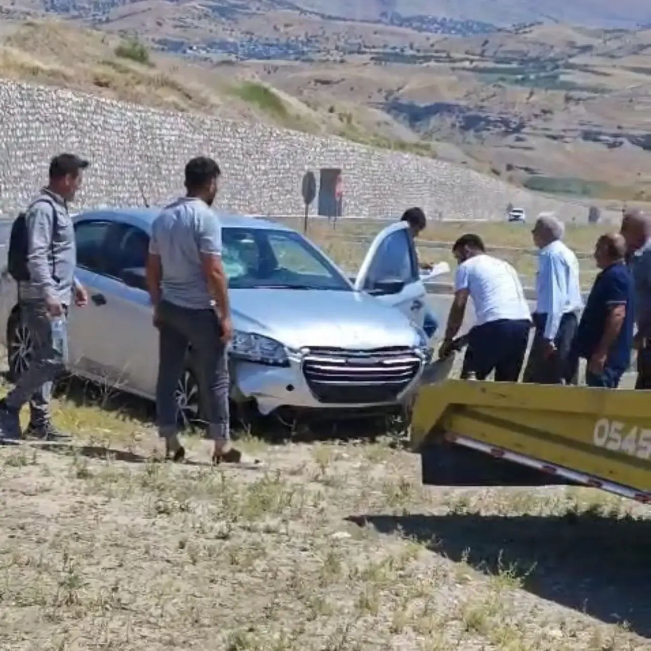 Kahta'da Motosikletten Kaçarken Refüje Çıkan Otomobil Kazasında 1 Yaralı