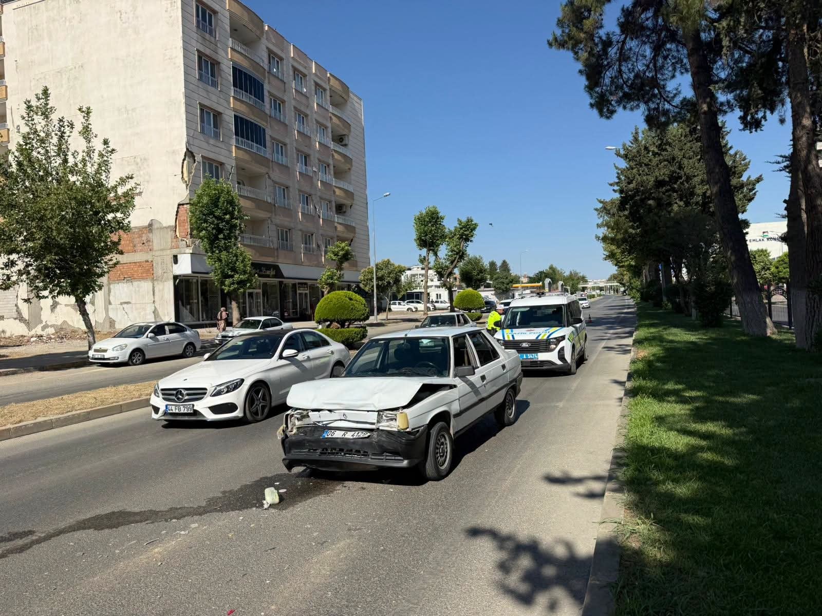 Adıyaman'da Seyir Halindeki İki Otomobil Çarpıştı: 1 Kişi Yaralandı