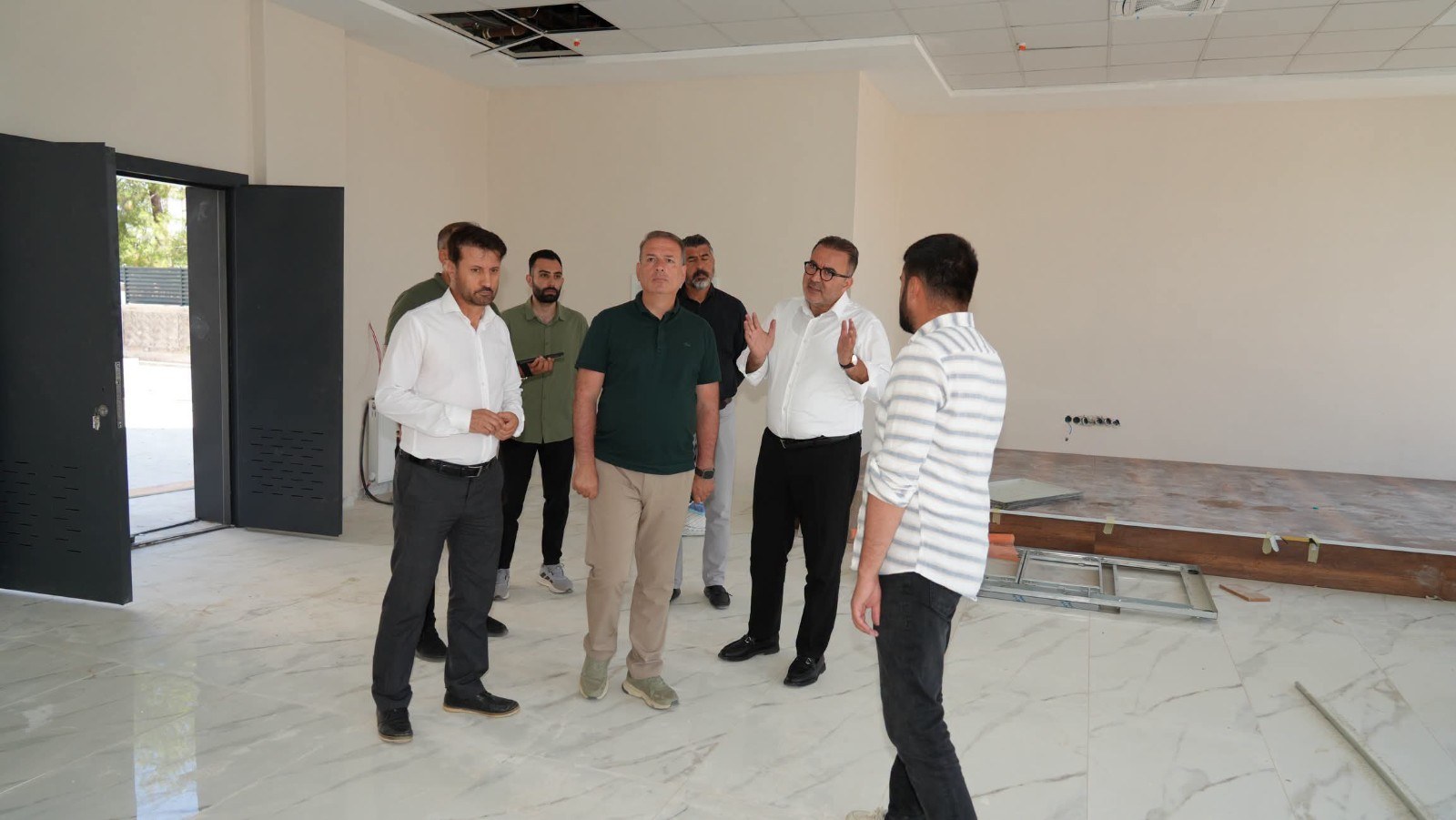 İl Milli Eğitim Müdürü Tosun; Samsat'ta Yapımı Devam Eden Öğretmenevi İnşaatında İncelemelerde Bulundu