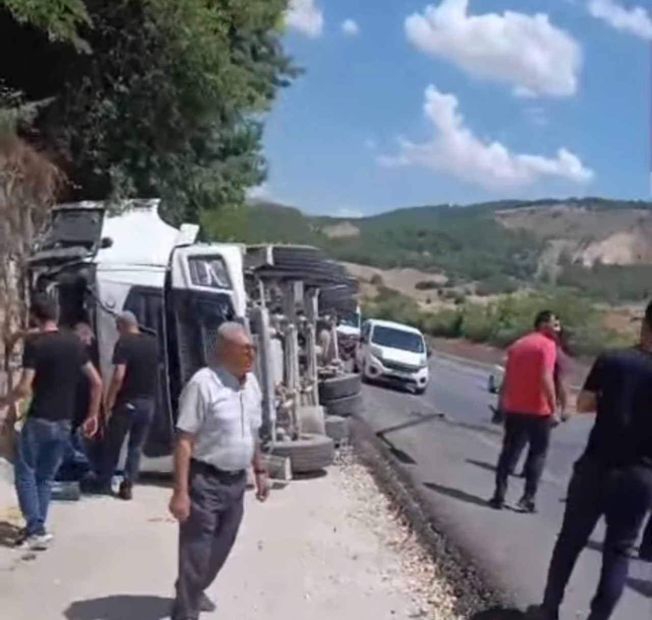 Adıyaman-Kahta Yolunda Beton Mikseri Devrildi