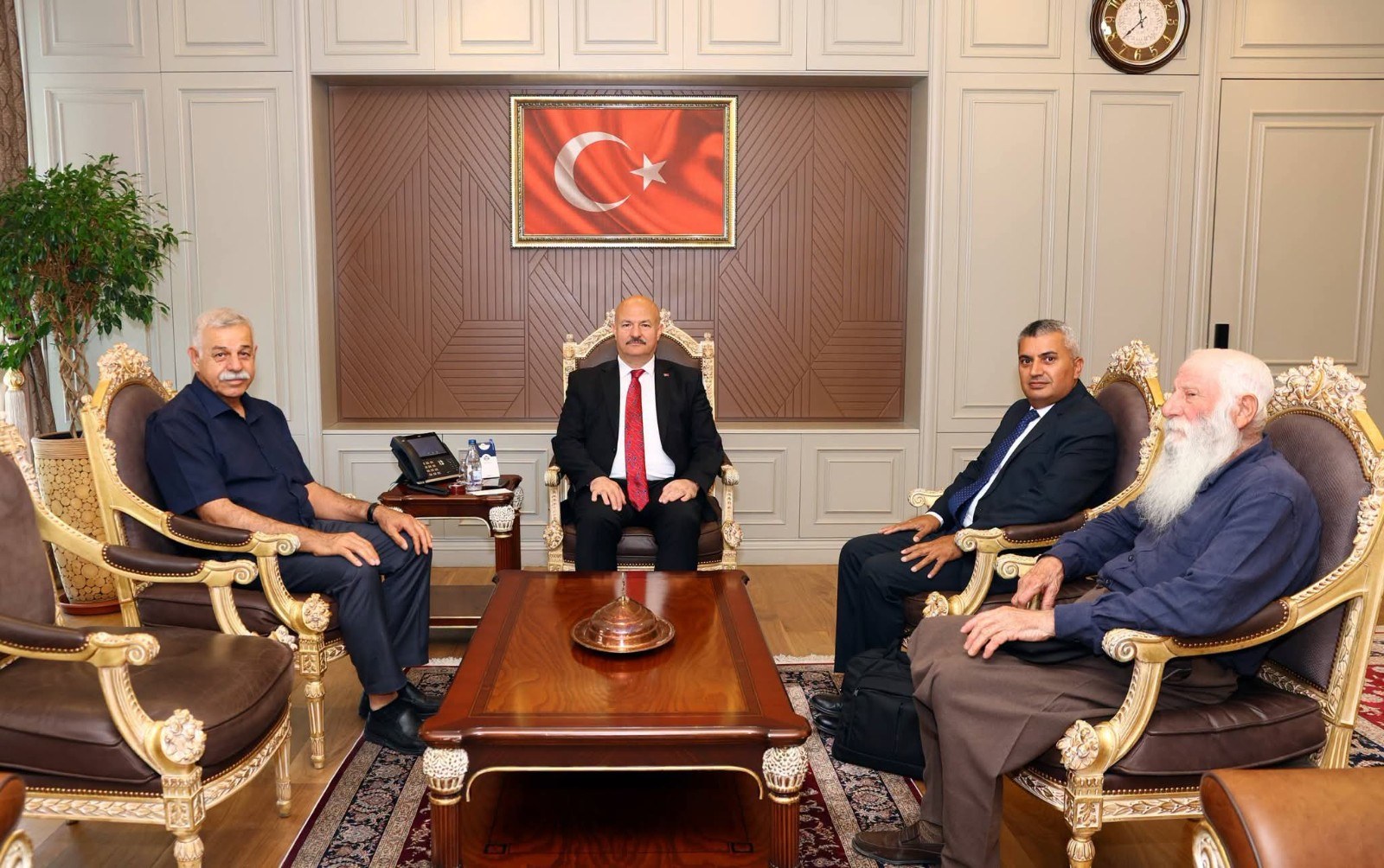 Adıyaman Valisi Küçük Kanaat Önderlerini Kabul Etti