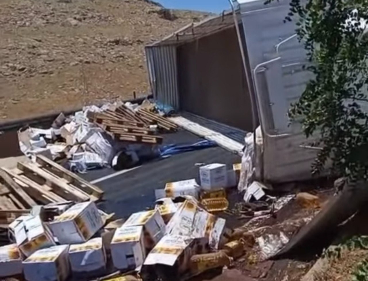 Şanlıurfa Çevre Yolu'nda Yağ Yüklü Tır Devrildi