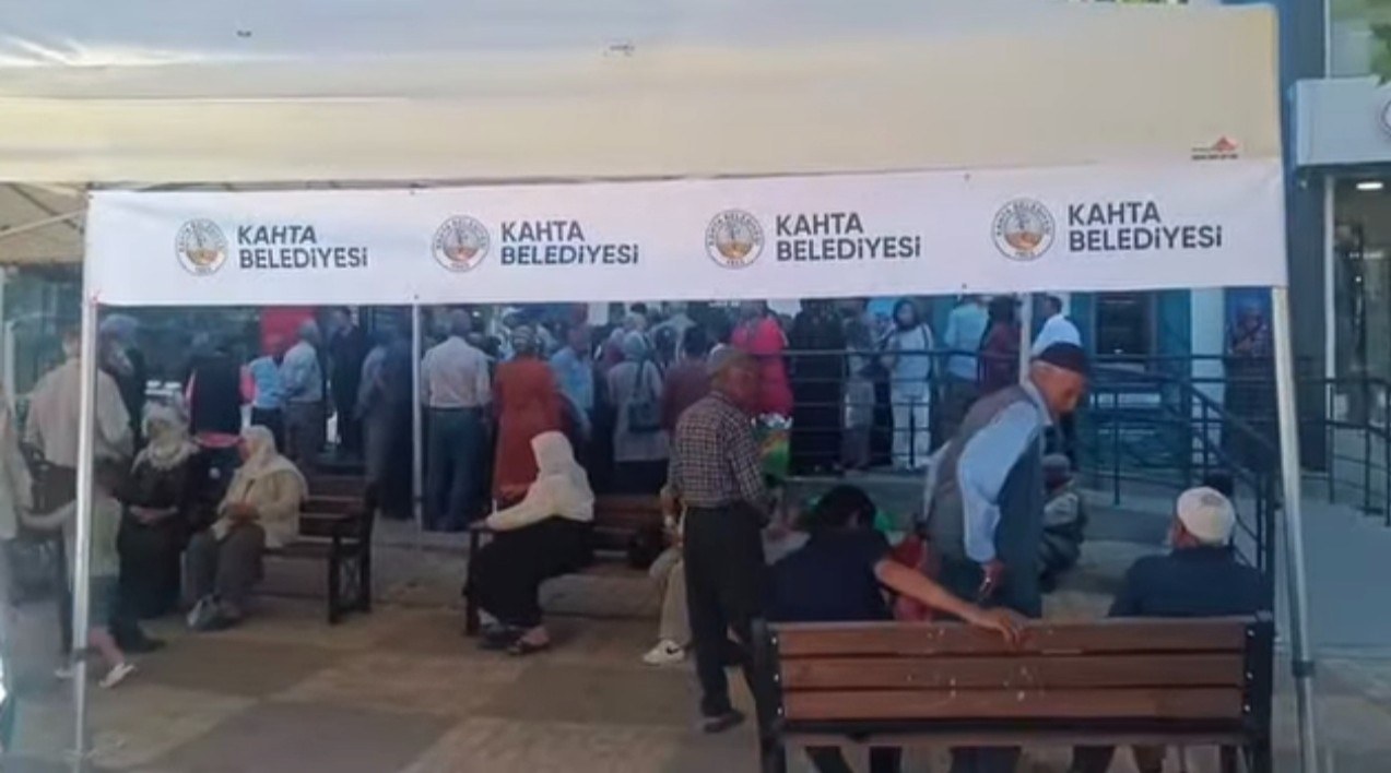 Kahta Belediyesinden Banka Önünde  Sıcak Havada Bekleyen Vatandaşa Duyarlı Yaklaşım