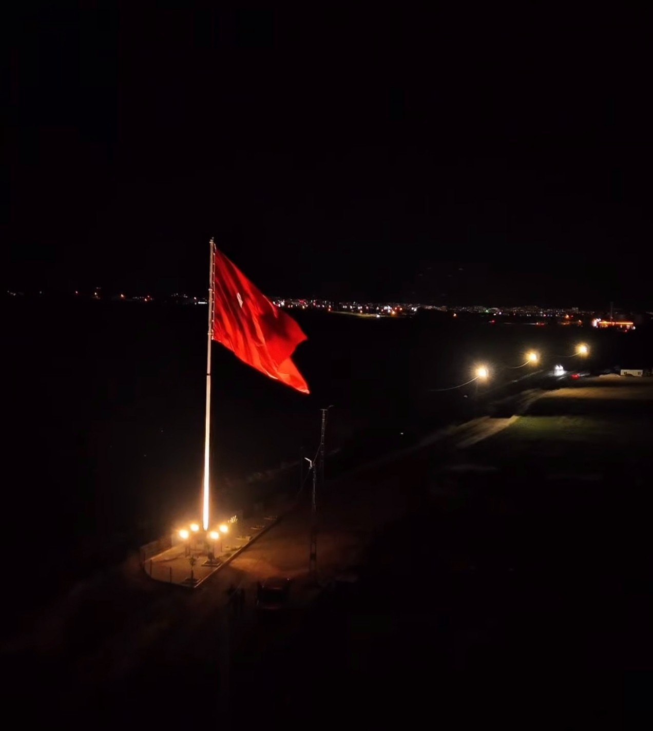 Kahta İlçe Girişi Türk Bayrağı Aydınlatıldı