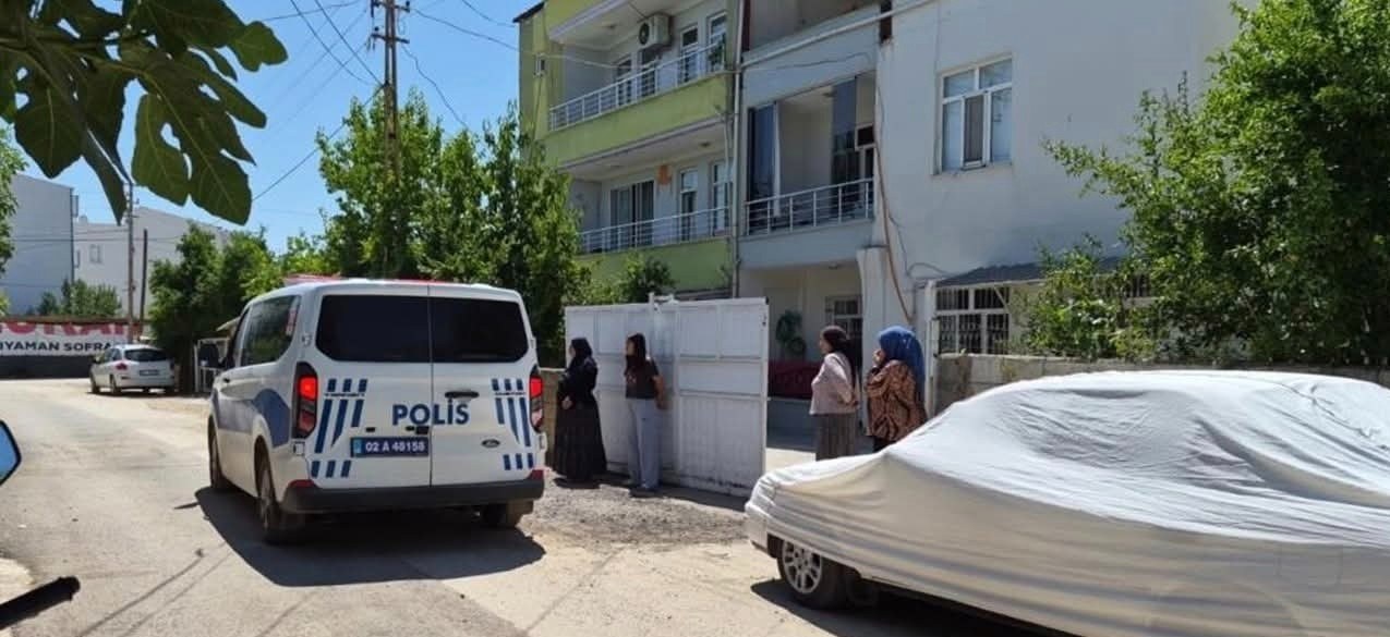 Adıyaman'da Damdan Düşen Genç Yaralandı