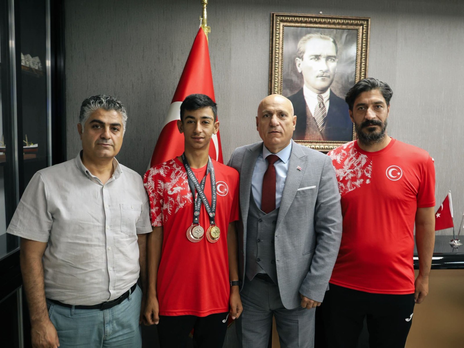 Türkiye Yürüyüş Şampiyonu Adıyaman İl Müdürü'nü Ziyaret Etti
