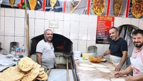 Kahta'da Kavurucu Sıcakta Ekmek Mesaisi Sürüyor