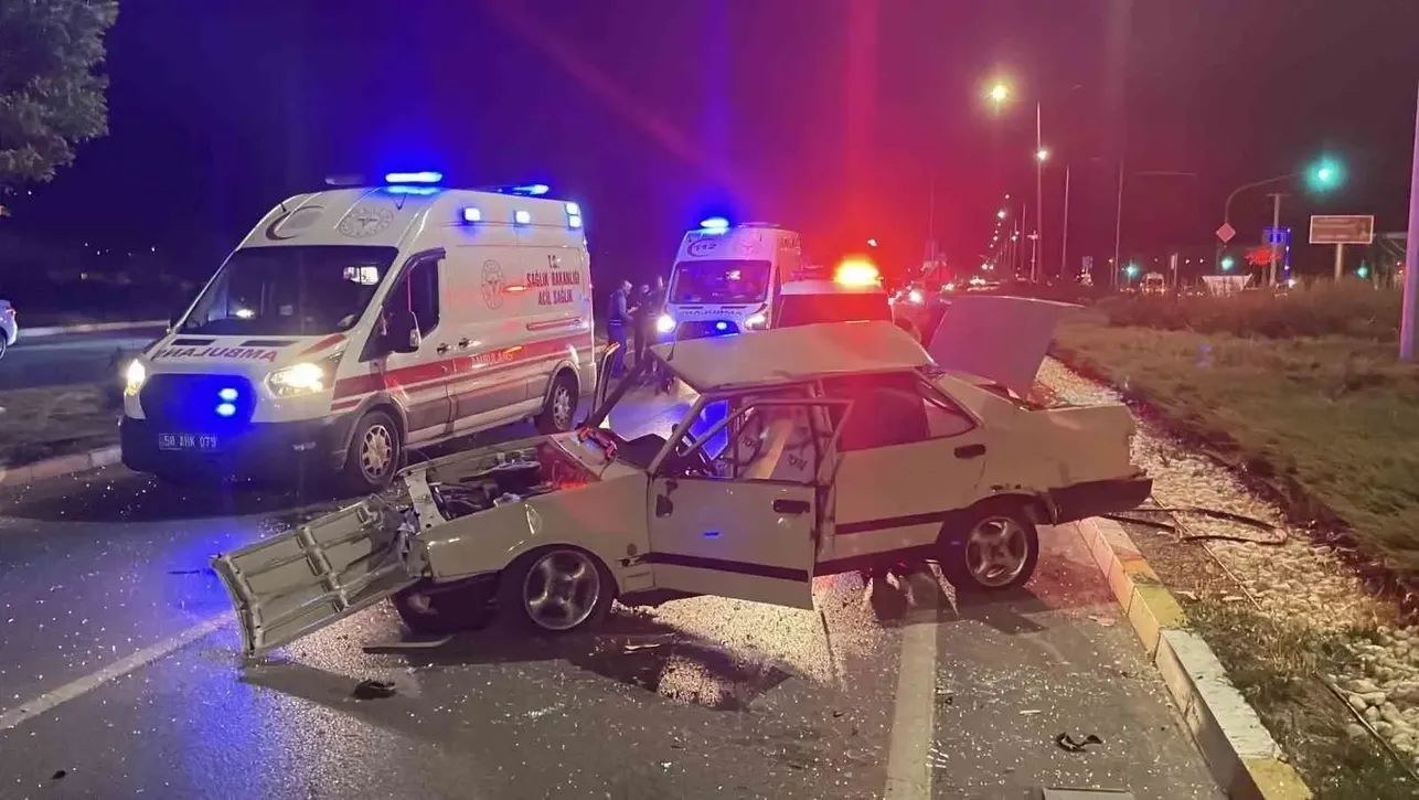 Sivas Ankara Karayolu'nda Trafik Kazası: 1'i Ağır Olmak Üzere 3 Kişi Yaralandı