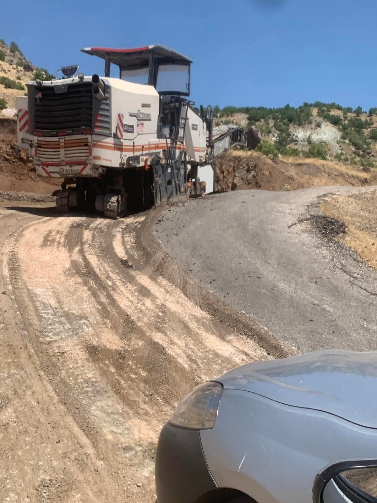 Gerger Köy Yolu Asfalt Çalışması Devam Ediyor