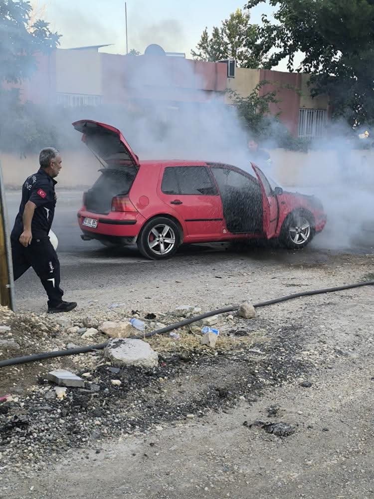 Adıyaman'da Seyir Halindeki Otomobil Alev Aldı
