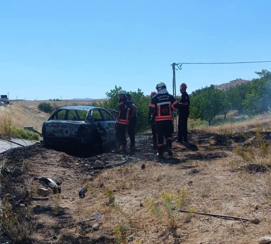 Malatya'da Bariyerlere Çarpan Otomobil Alev Aldı: 1 Kişi Öldü 1 Kişi Ağır Yaralandı