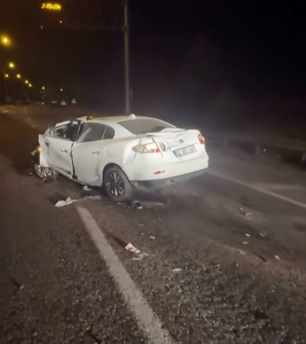 Besni'de Gece Yarısı Otomobil Kaza Yaptı; Araba Pert Oldu