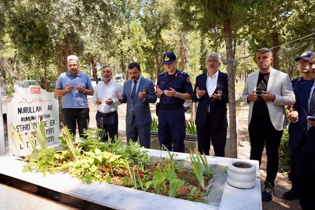 Kahta Kaymakamı ve Beraberindekiler Şehit Kabirlerini Ziyaret Etti