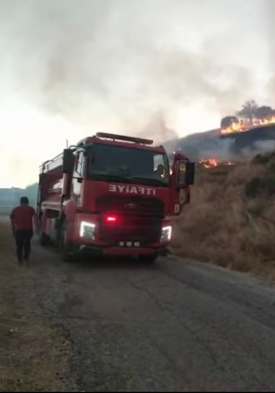 Kahta Bostanlı Köyünde Anız Yangını Köye Ulaştı