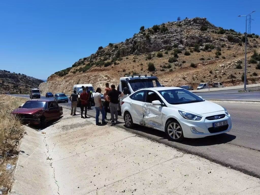 Besni Deprem Konutları Kavşağında Trafik Kazası Meydana Geldi