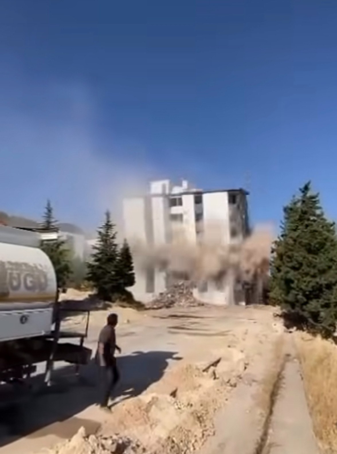 Adıyaman'da Orta Hasarlı Binaların Yıkımı Sürüyor