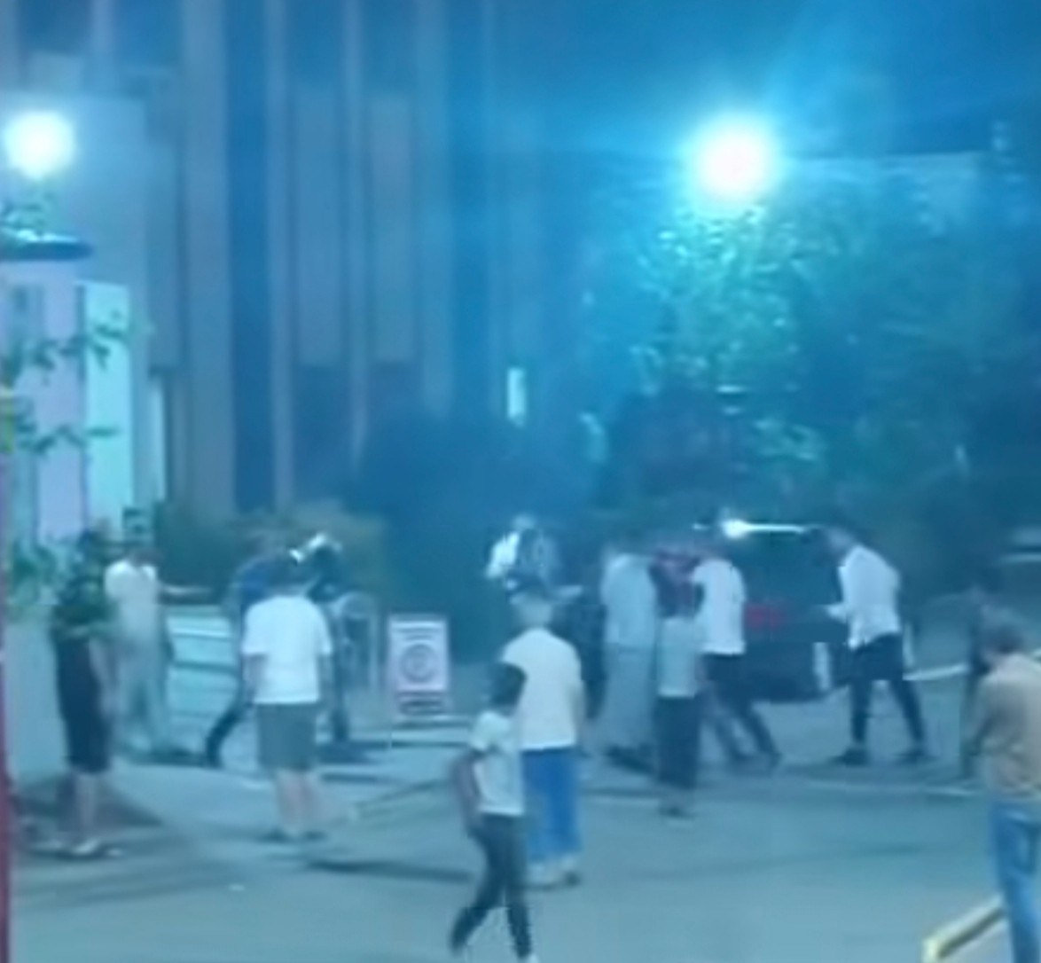 Kahta'da Devlet Hastanesinin Bahçesinde Çıkan Tartışma Silahlı Kavgaya Dönüştü: 2 Yaralı