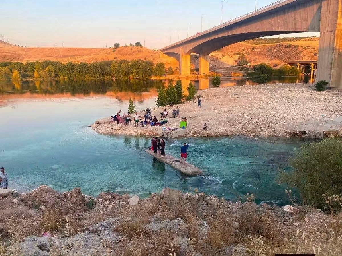Adıyaman Şanlıurfa Sınırındaki Bozova'da Fırat Nehri'nin Su Seviyesinin Yükselmesi Sonucu 27 Kişi Mahsur Kaldı