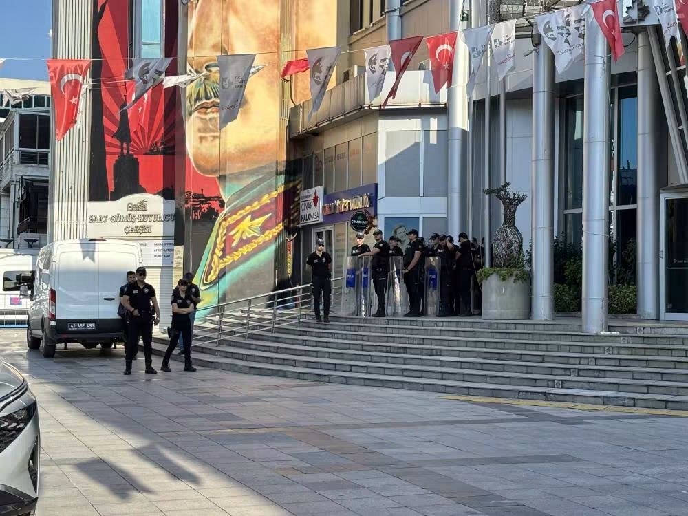 İzmit Belediyesine Yönelik Yolsuzluk Operasyonu Başlatıldı: Belediye Başkanı ve Eşi 'de Gözaltına Alındı