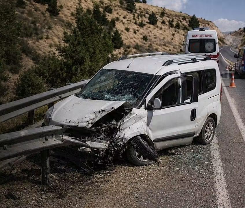 Kahramanmaraş'ta Hafif Ticari Araç Bariyerlere Çarptı