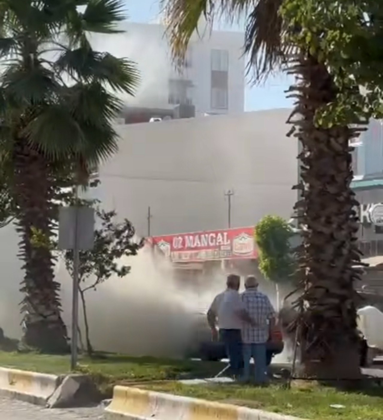 Kahta'da Seyir Halindeki Otomobil Alev Aldı