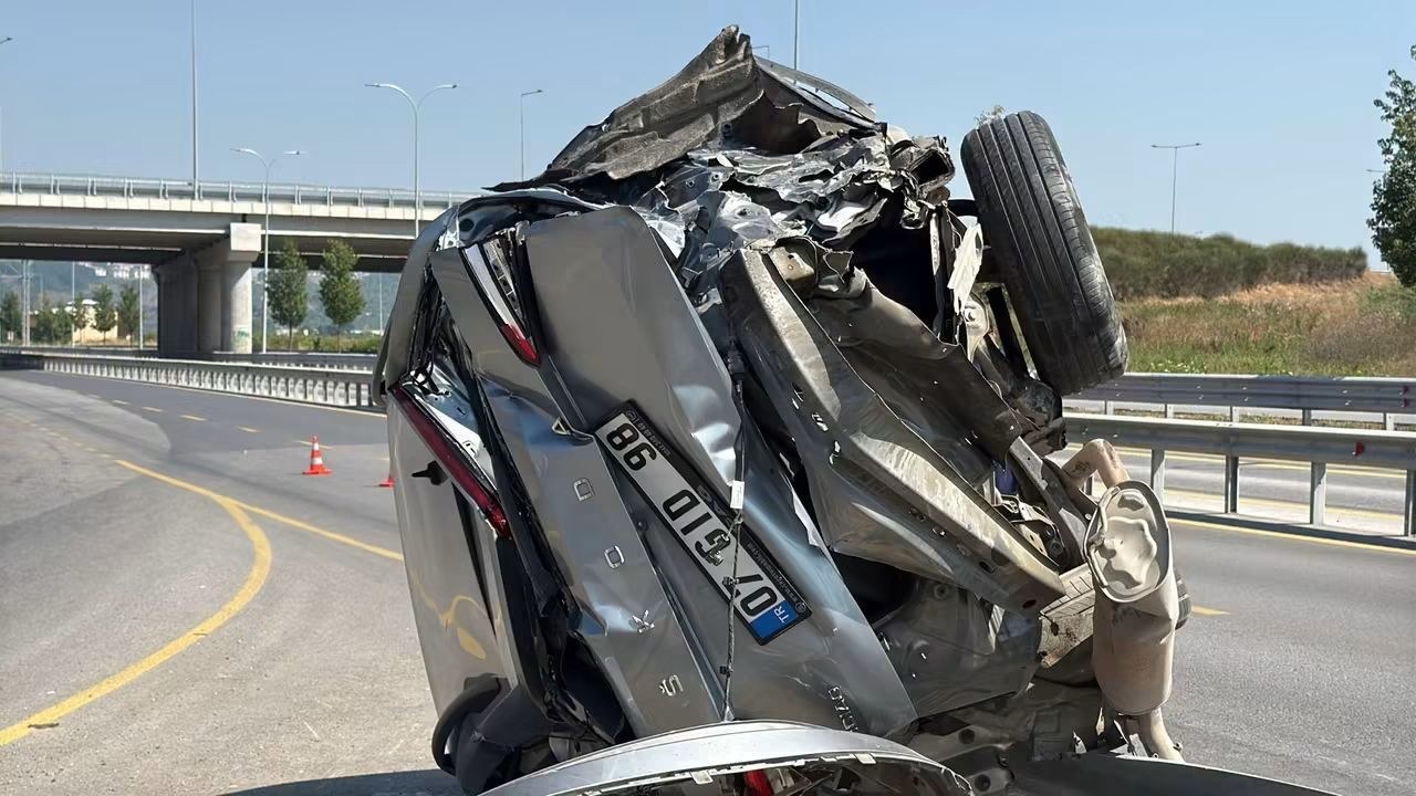 Sakarya'da Trafik Kazasında Pratik Müdahale: Yakıt Deposunu Sakız İle Kapattılar
